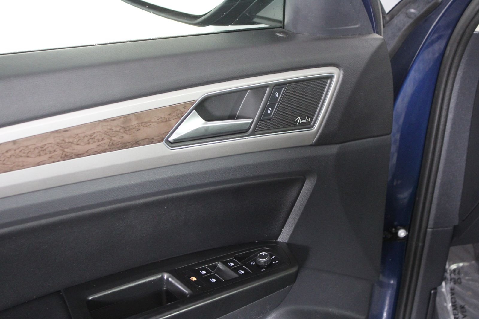 Used 2019 Blue Volkswagen SEL Premium image 11