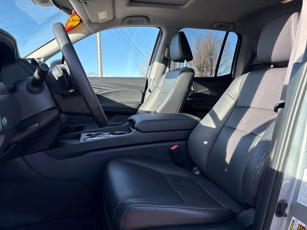 Used 2025 Silver Honda RTL image 11