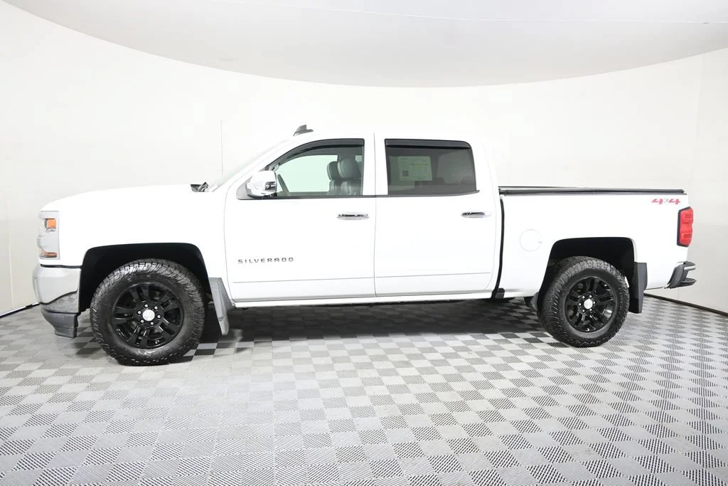 Used 2018 Chevrolet Silverado 1500 LT with VIN 3GCUKREC4JG125325 for sale in Forest Lake, Minnesota