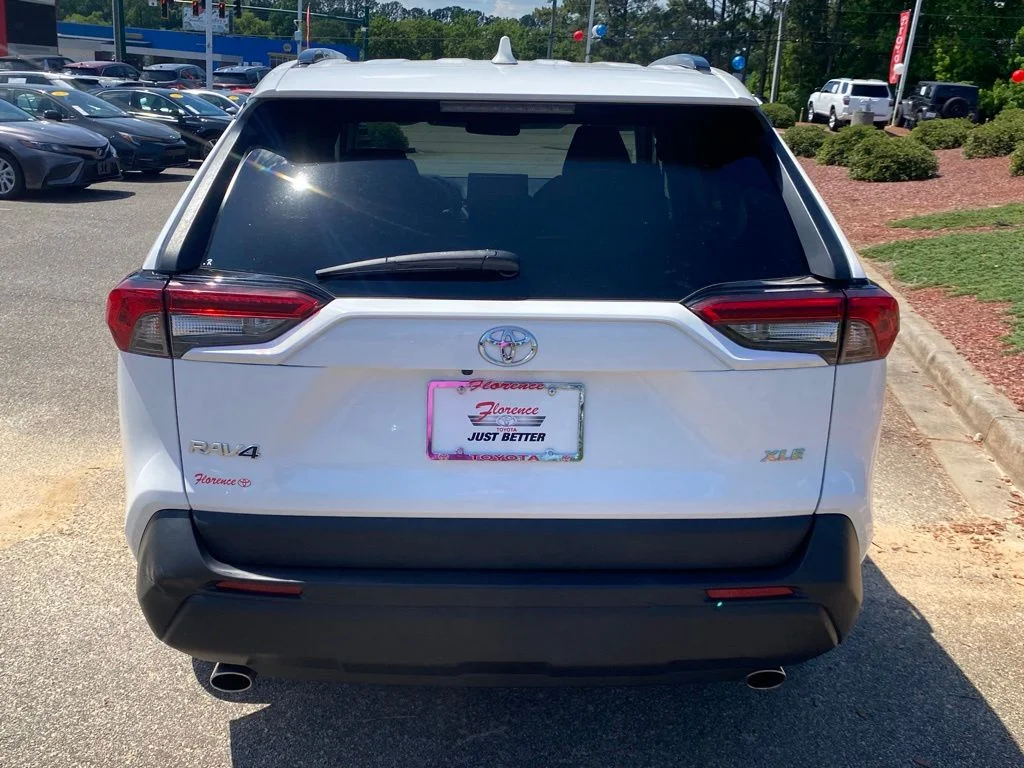 Used 2022 White Toyota XLE image 12