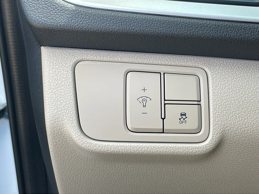 Used 2022 White Hyundai SEL image 27