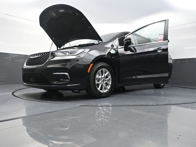Used 2023 Black Chrysler Touring L image 30