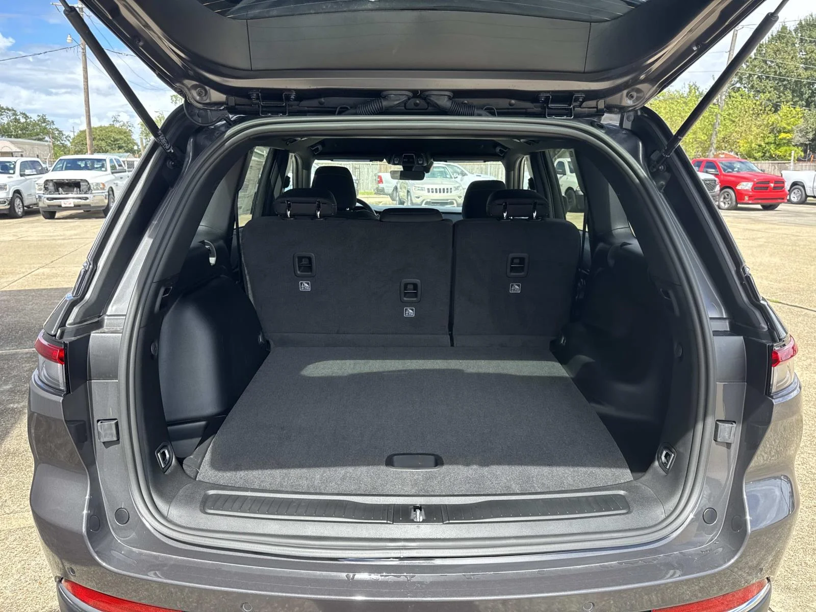 New 2026 Baltic Gray Metallic Clear-Coat Exterior Paint Jeep Laredo image 6