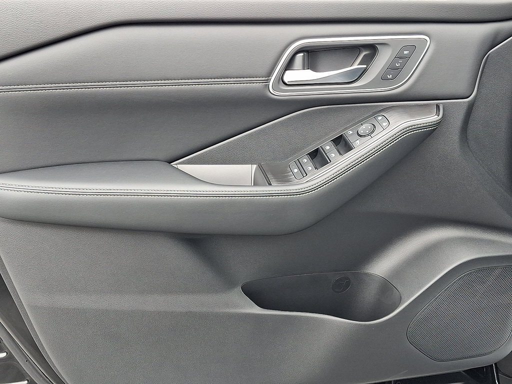 New 2026 Black Nissan Platinum image 8