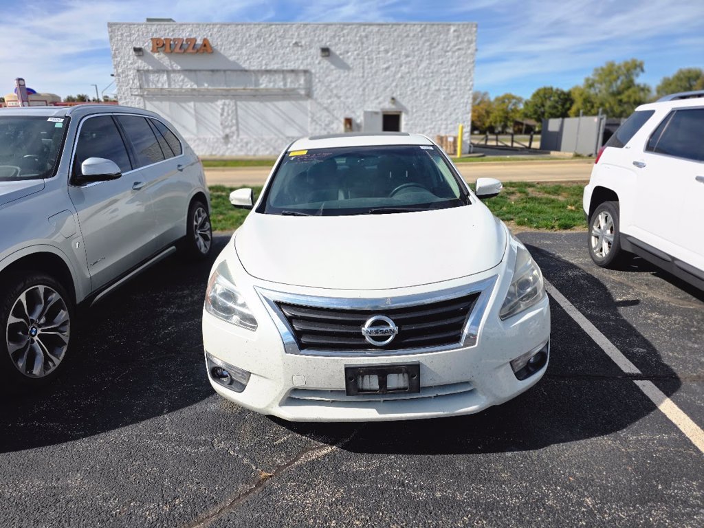 Used 2014 Pearl White Nissan 2.5 SL image 1