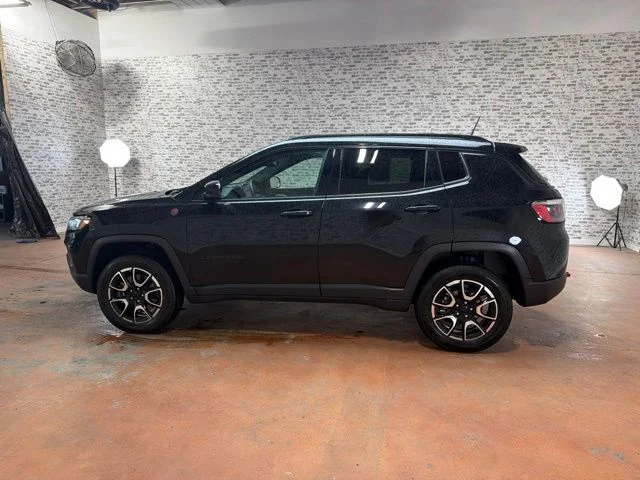 Used 2024 Diamond Black Crystal Pearlcoat Jeep Trailhawk image 4