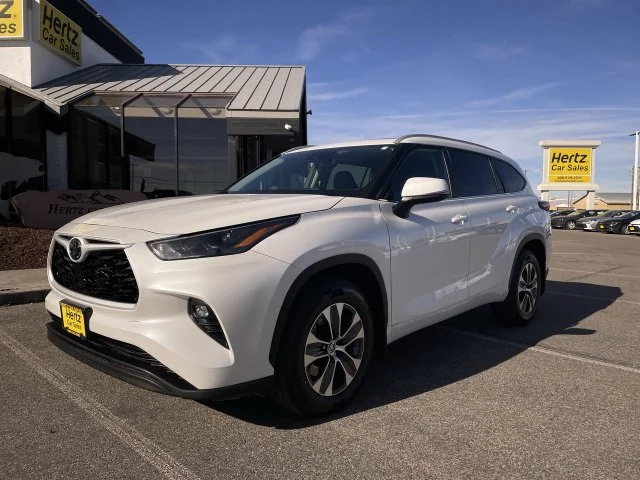 Used 2025 Beige Toyota XLE image 10