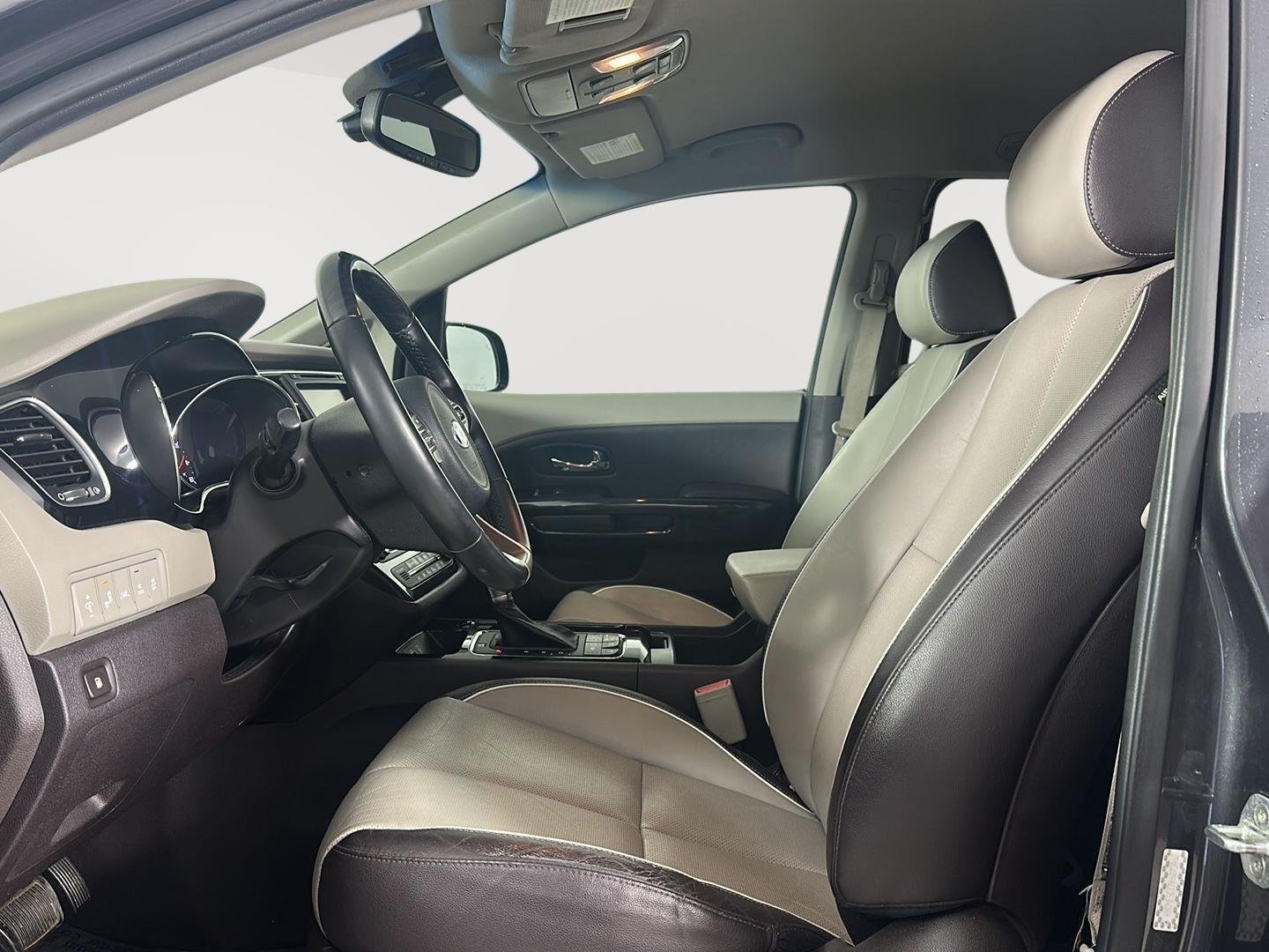 Used 2017 Platinum Graphite Kia SXL image 5