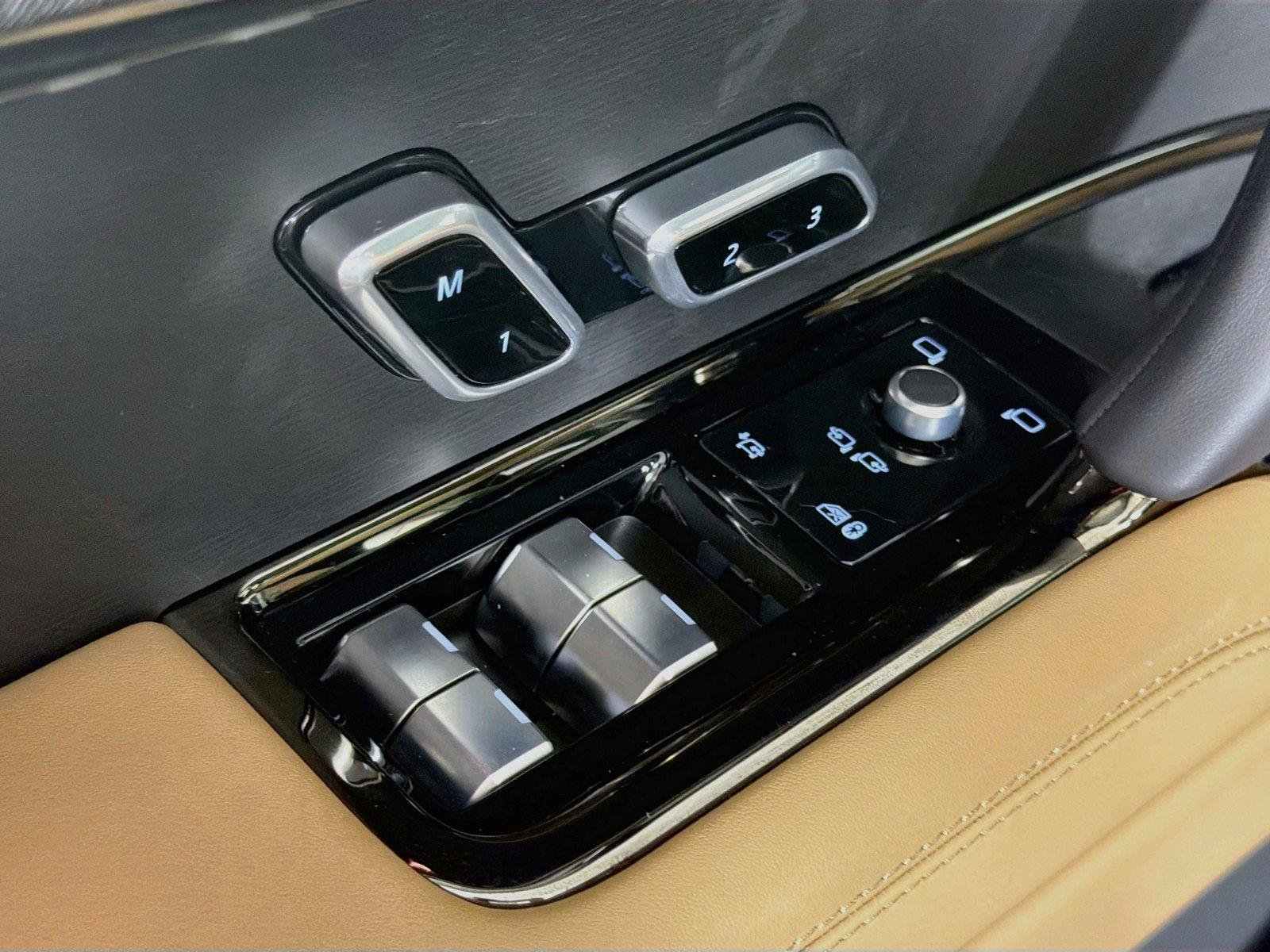 New 2026 Carpathian Grey Land Rover SE image 17