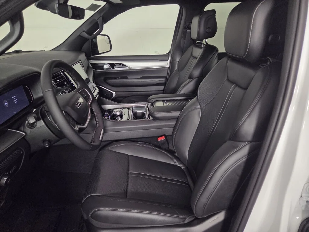 New 2026 Bright White Clear-Coat Exterior Paint Jeep  image 9