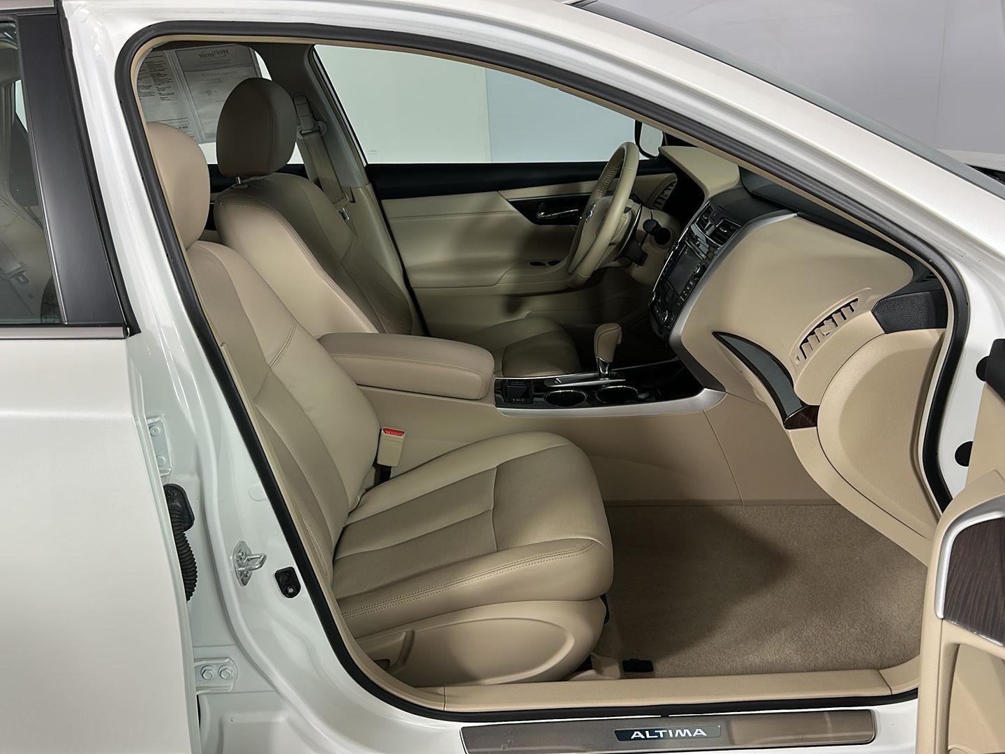 Used 2013 Pearl White Nissan 3.5 SL image 32