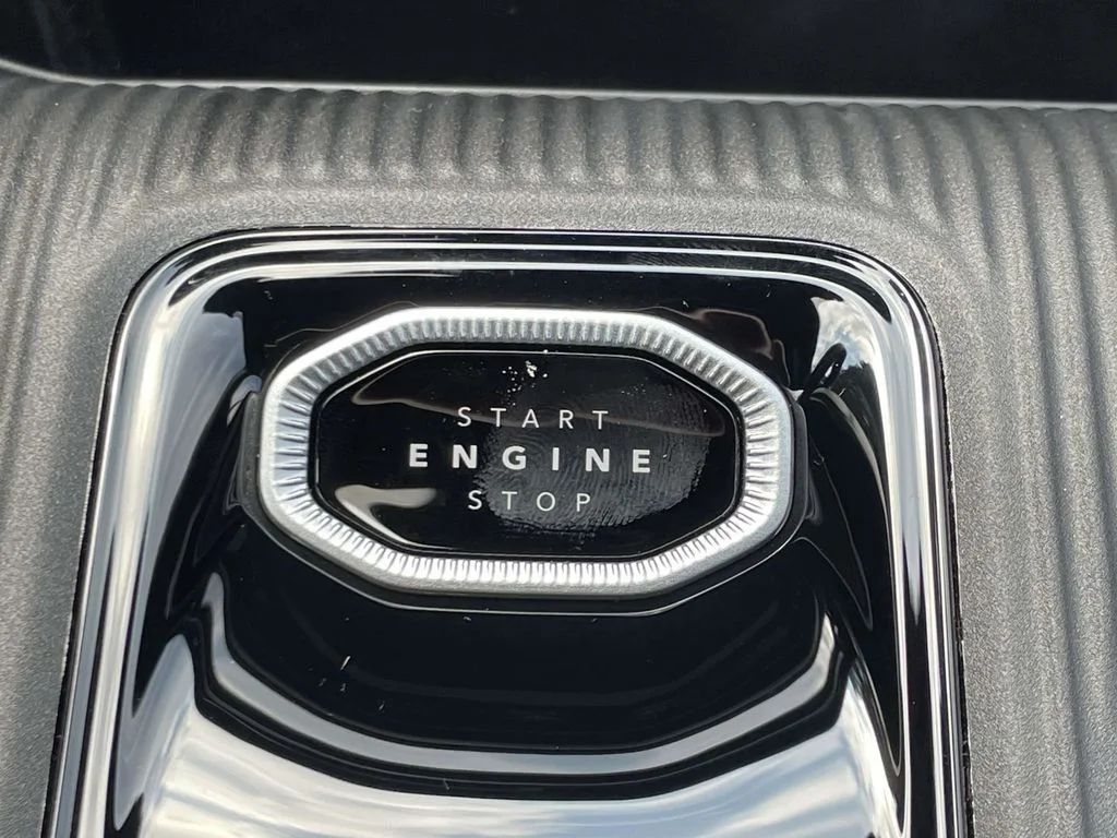 New 2026 Diamond Black Crystal Pearlcoat Jeep Laredo image 33