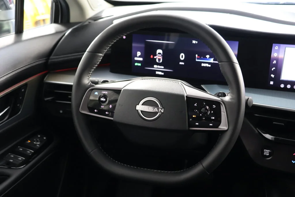 Used 2025 White Pearl Nissan SL image 10