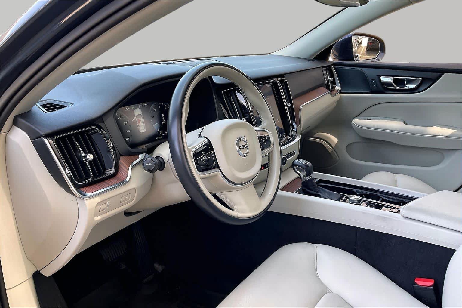Used 2019 Denim Blue Metallic Volvo Momentum image 18