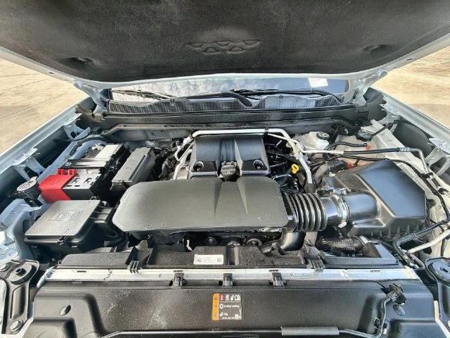 Used 2025 Summit White GMC Elevation image 29