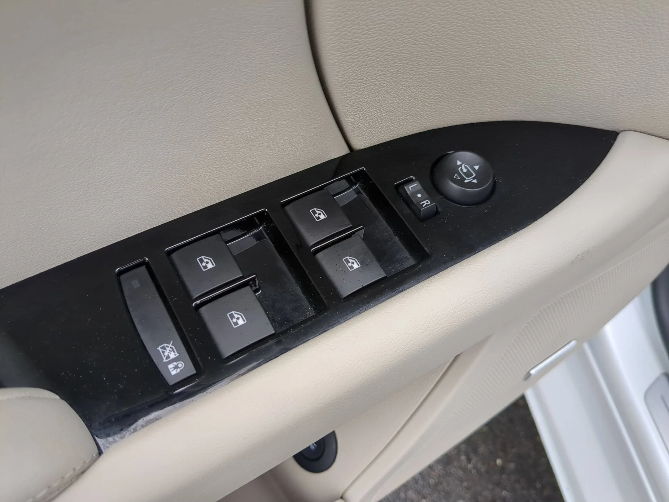 Used 2016 Crystal White Tricoat Cadillac Luxury Collection image 21