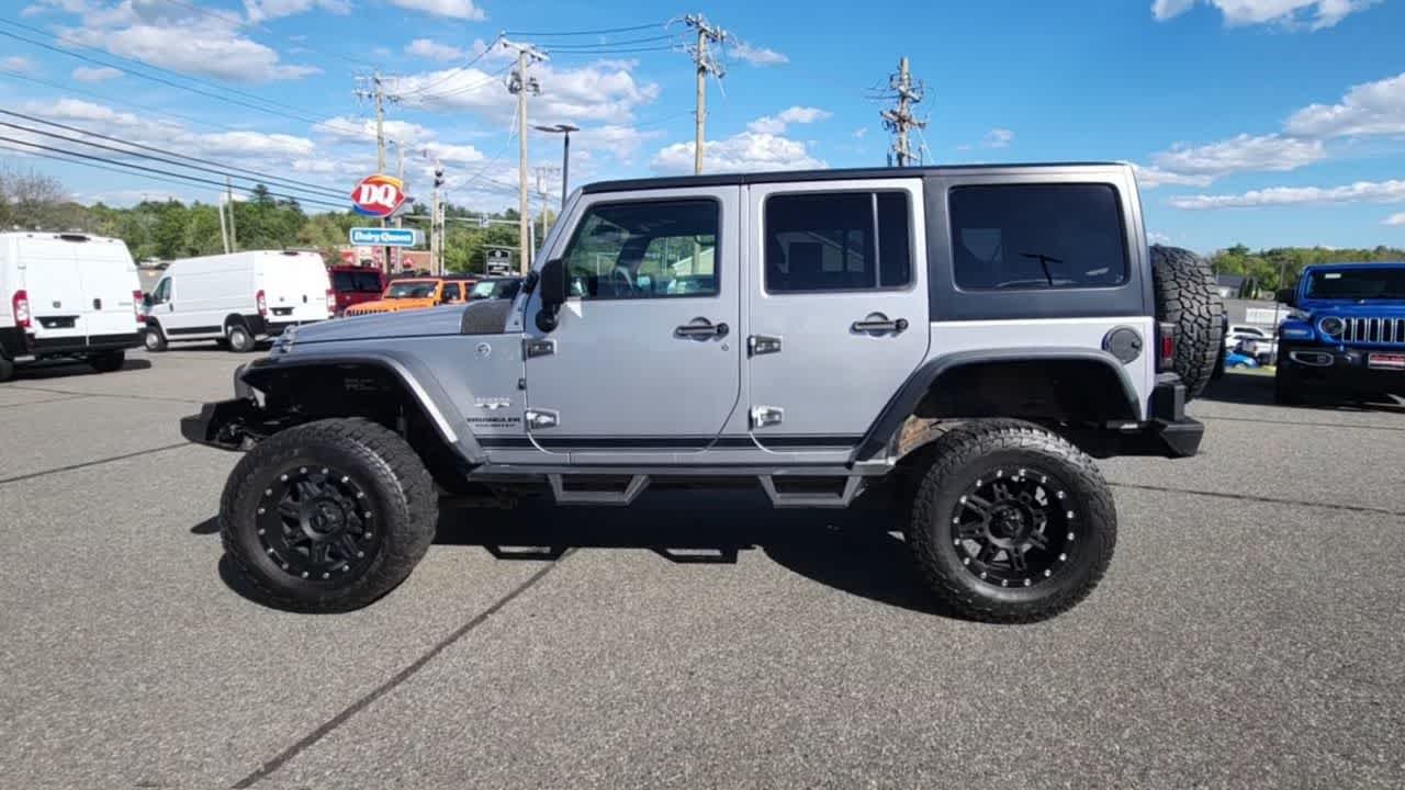 Used 2016 Silver Jeep Sahara image 6