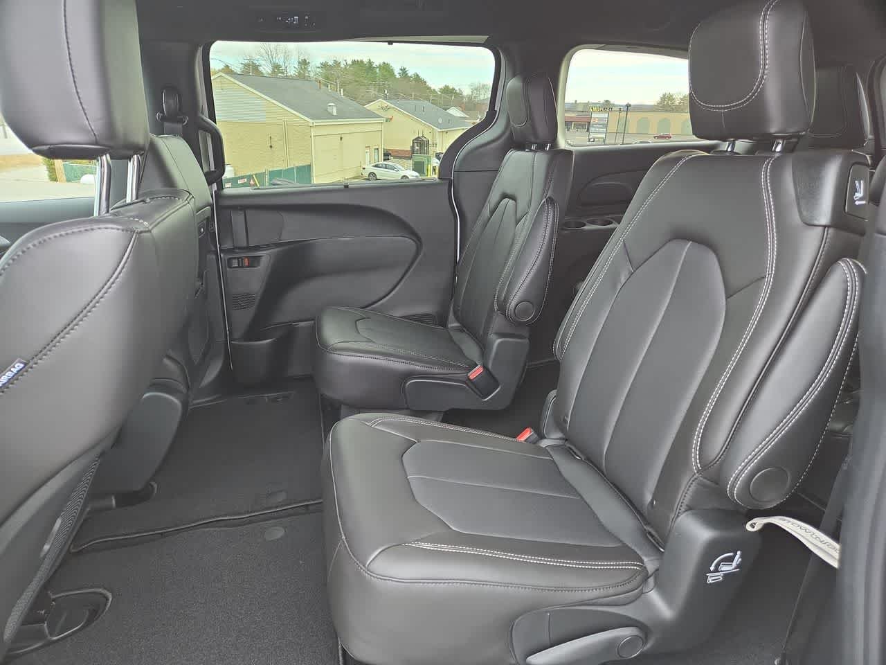 2026 Chrysler Pacifica Select - Photo 14