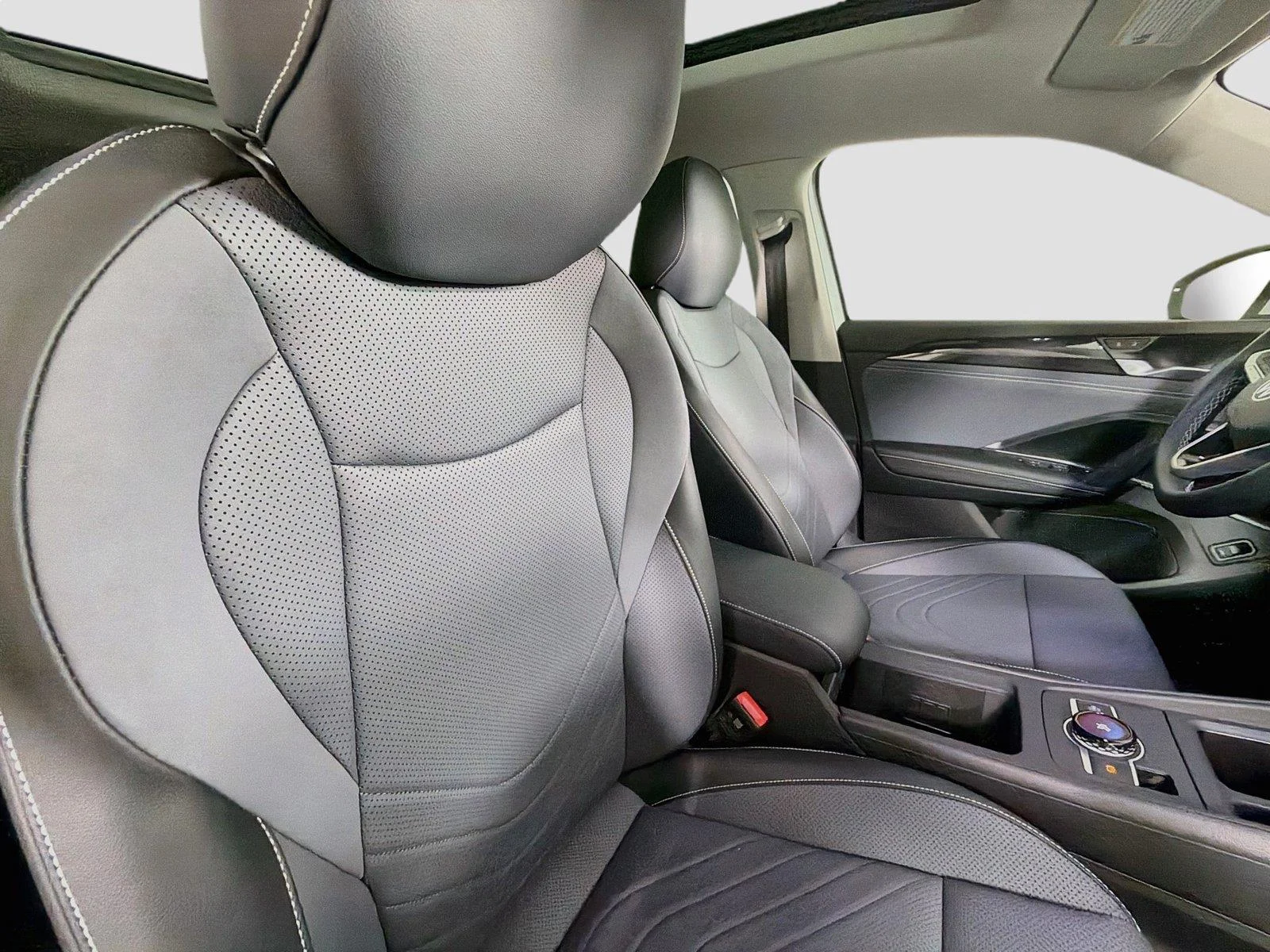New 2026 Pure White Volkswagen SE image 26