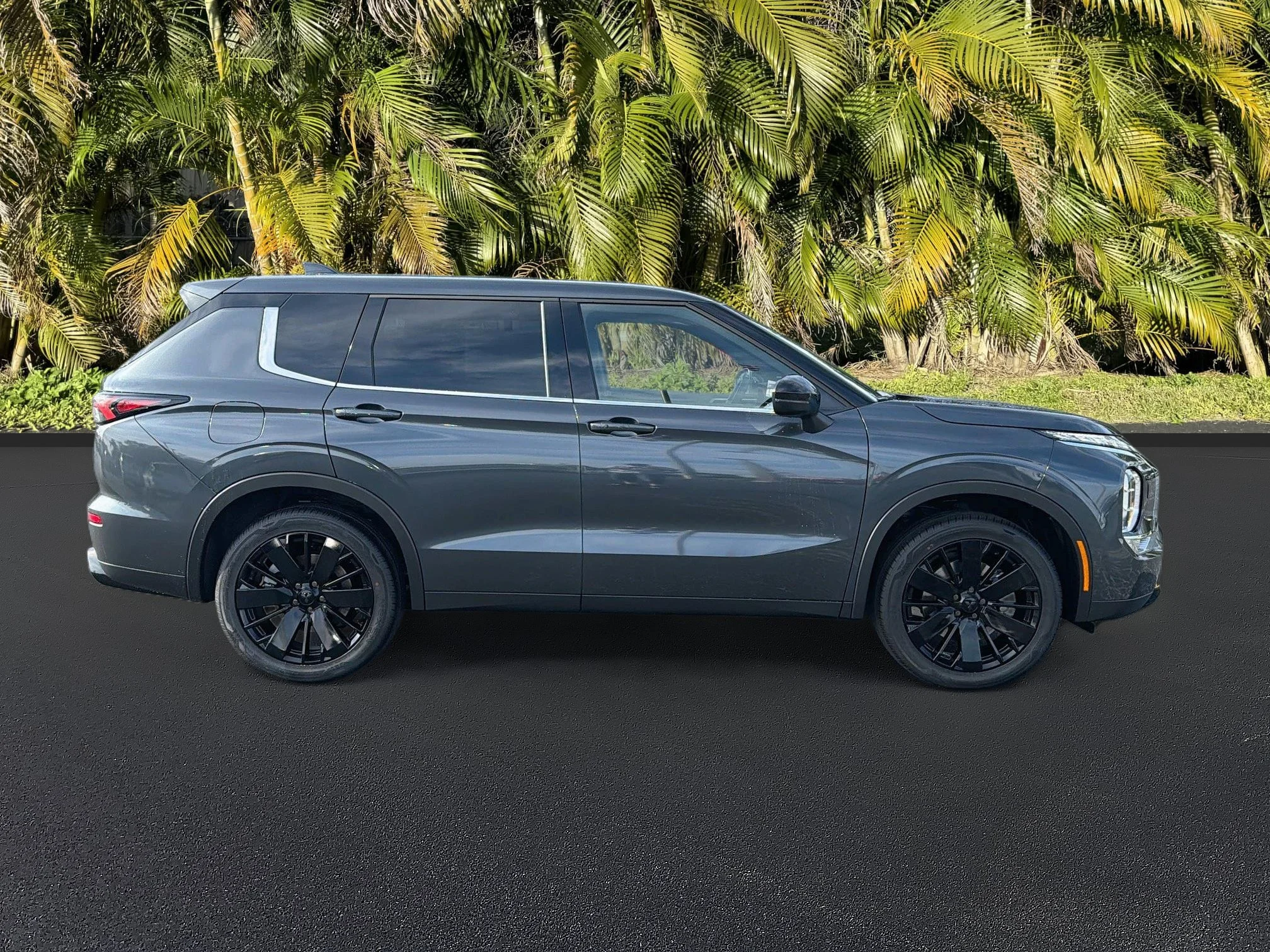 New 2026 Graphite Gray Mitsubishi LE image 3