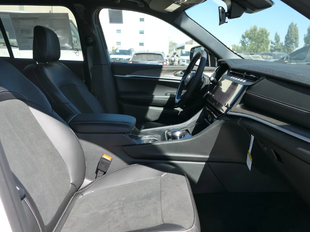 New 2027 White Jeep Laredo Altitude image 21