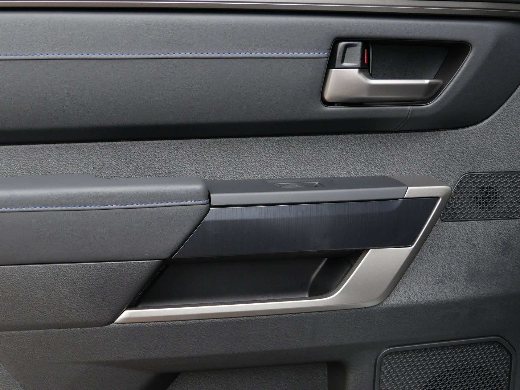 New 2026 Celestial Silver Metallic Toyota  Platinum image 9