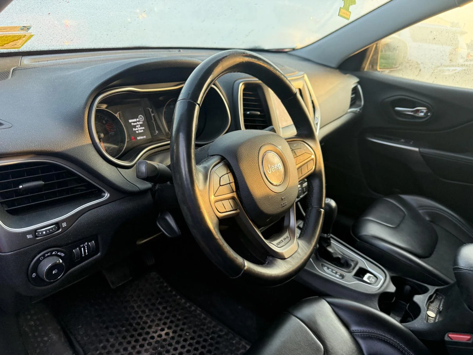 Used 2019 Granite Crystal Metallic Clearcoat Jeep Latitude Plus image 10
