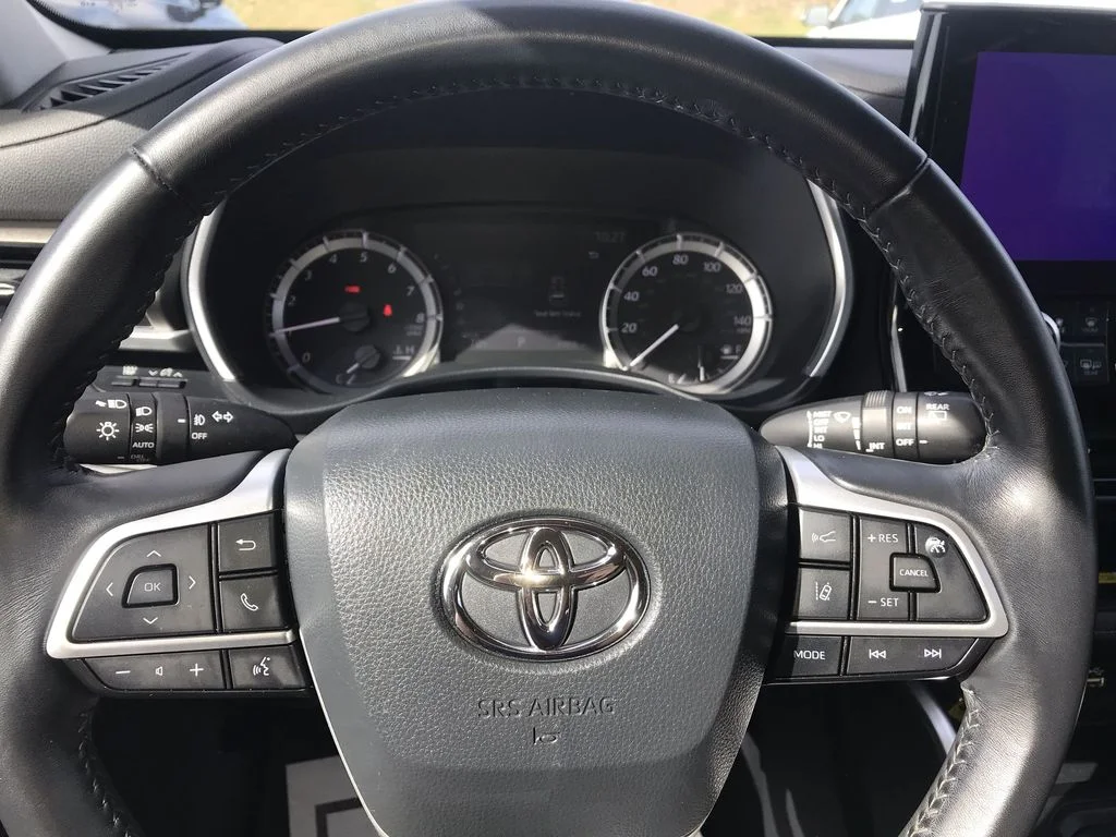 Used 2023 Beige Toyota XLE image 16
