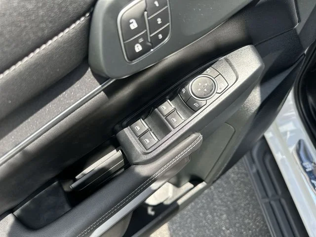 Used 2024  Ford Lariat image 17
