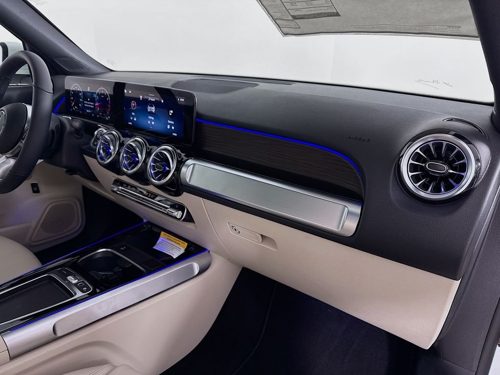 Used 2025 White Mercedes-Benz GLB 250 image 29