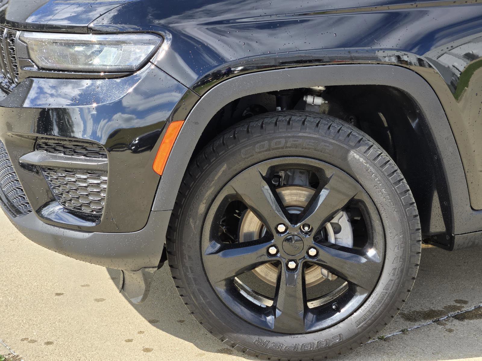 Used 2023 Diamond Black Crystal Pearlcoat Jeep Altitude image 7