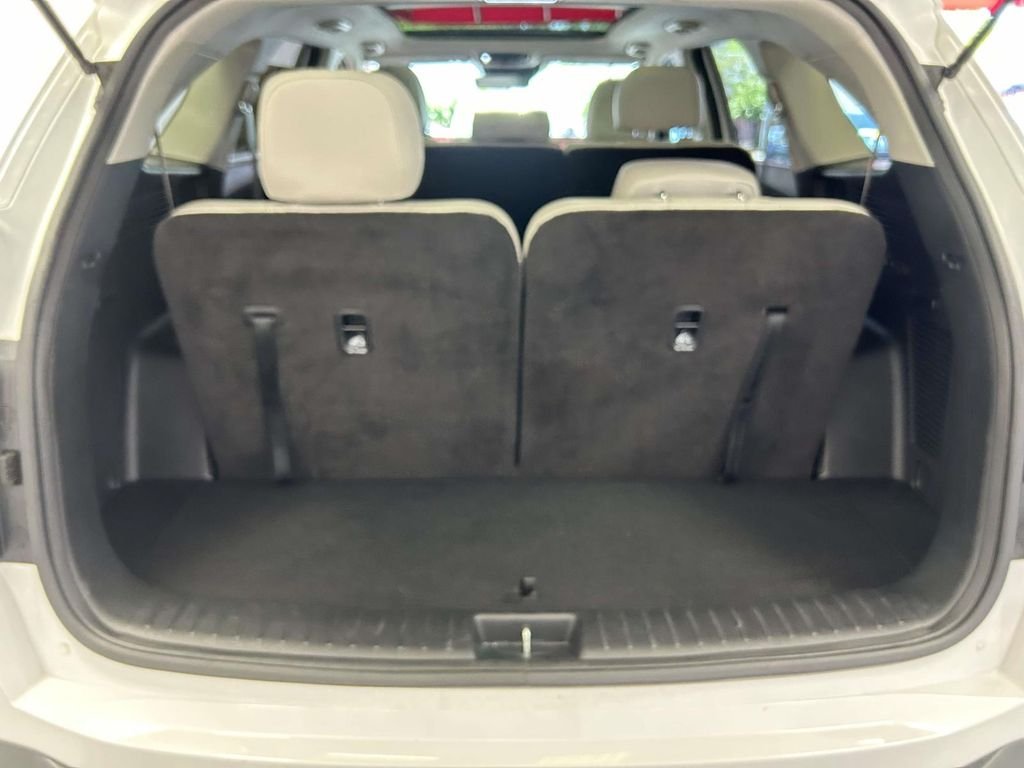 Used 2025 White Kia S image 11