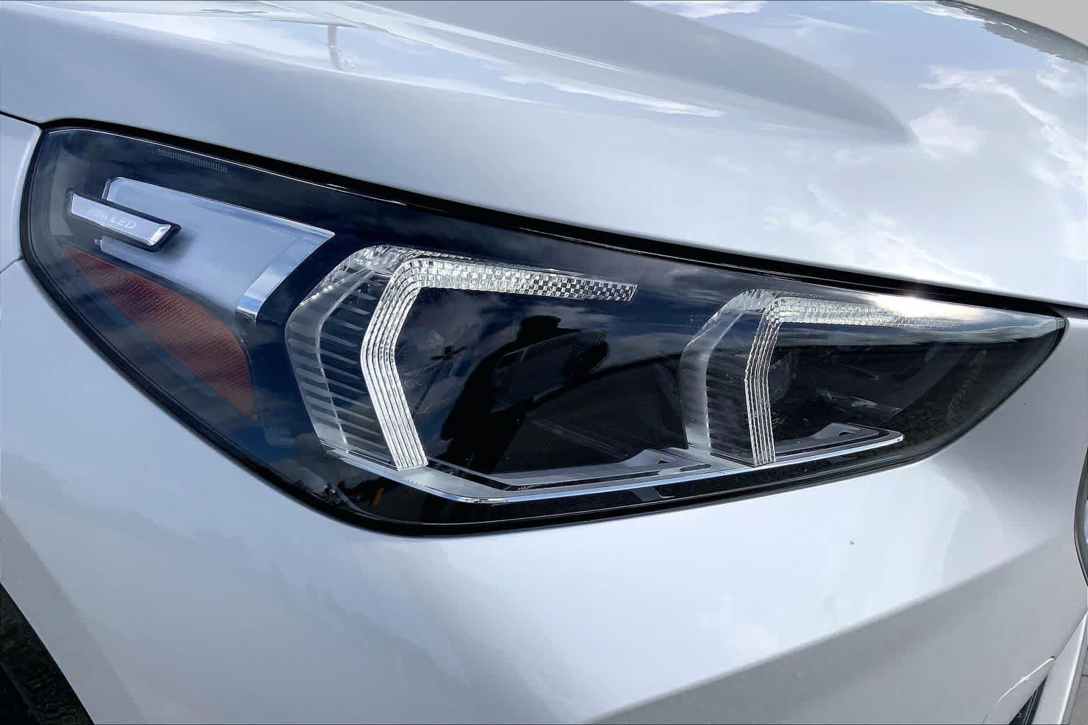 Used 2026 Mineral White Metallic BMW xDrive28i image 27