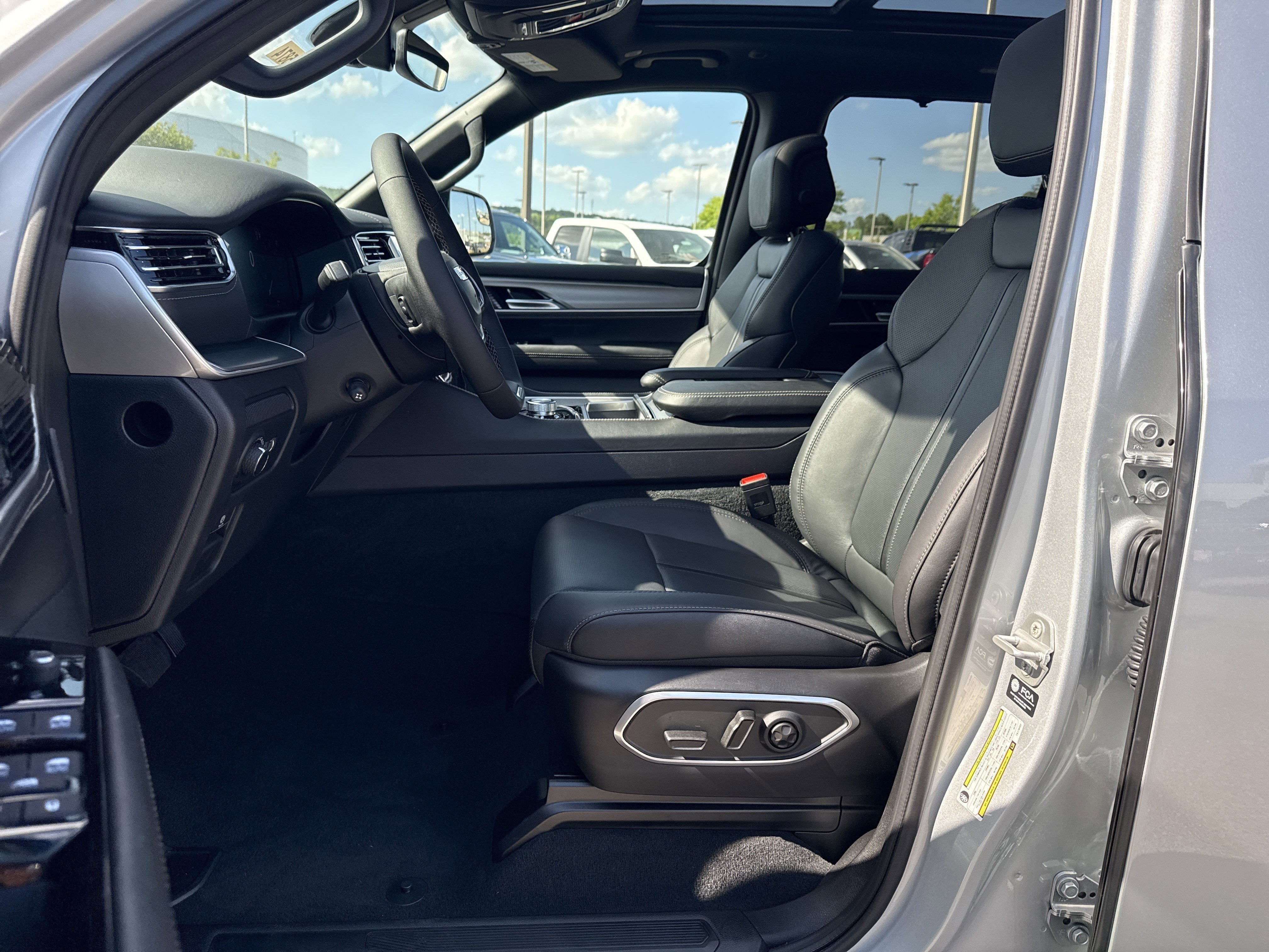 New 2026 Silver-Zynith Exterior Paint Jeep Limited Reserve image 9