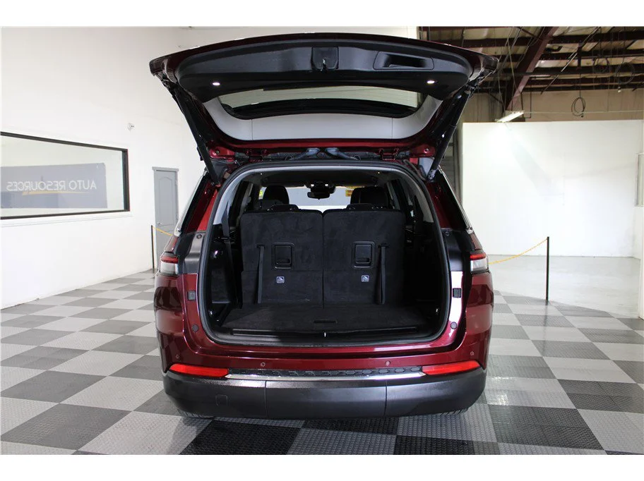 Used 2023 Velvet Red Pearlcoat Jeep Limited image 11