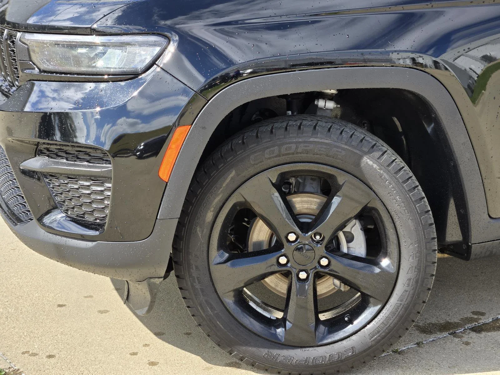 Used 2023 Diamond Black Crystal Pearlcoat Jeep Altitude image 7