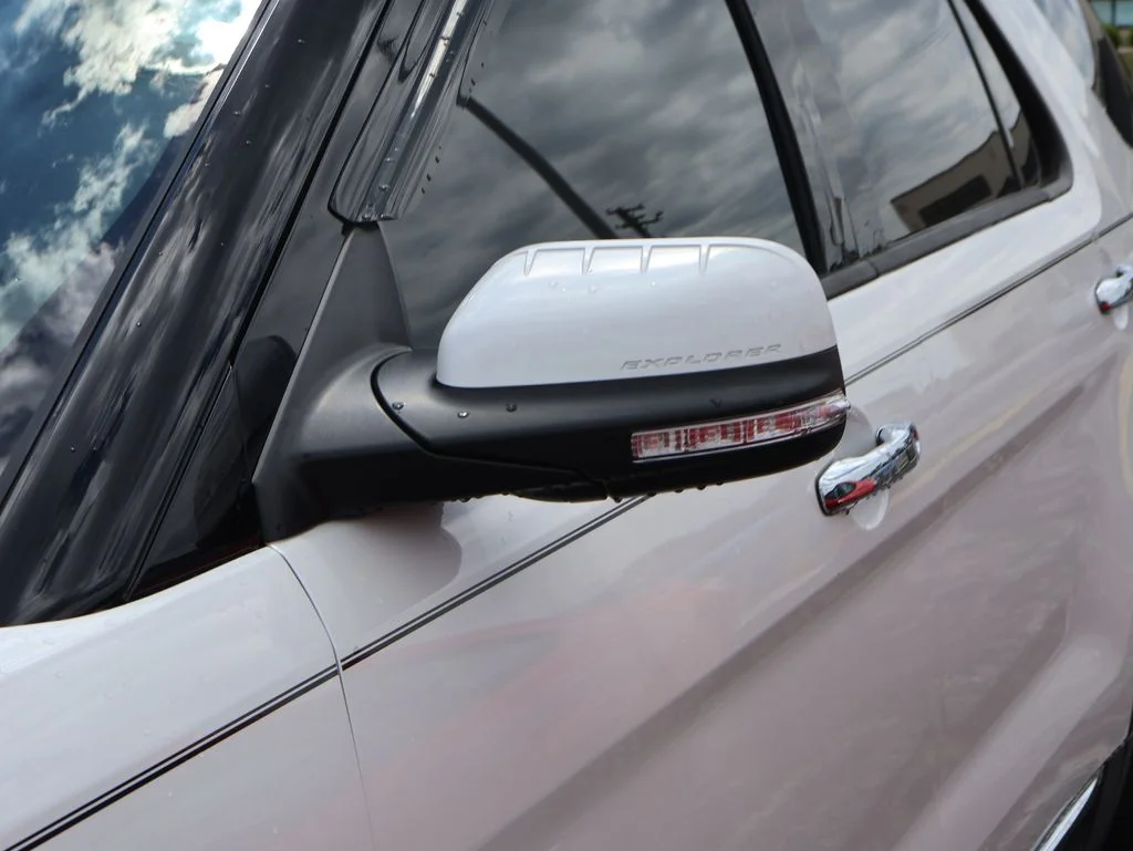 Used 2014 White Platinum Clearcoat Metallic Ford Limited image 3