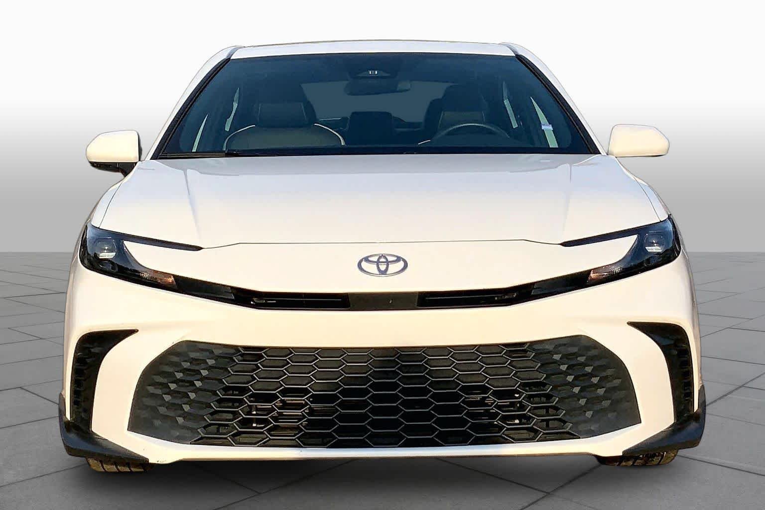 Used 2025 Ice Cap Toyota SE image 4