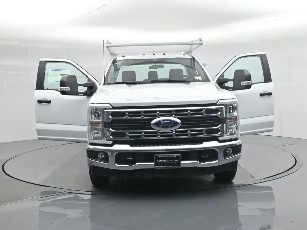 2026 Ford F-350 Super Duty Chassis Cab XL - Photo 31