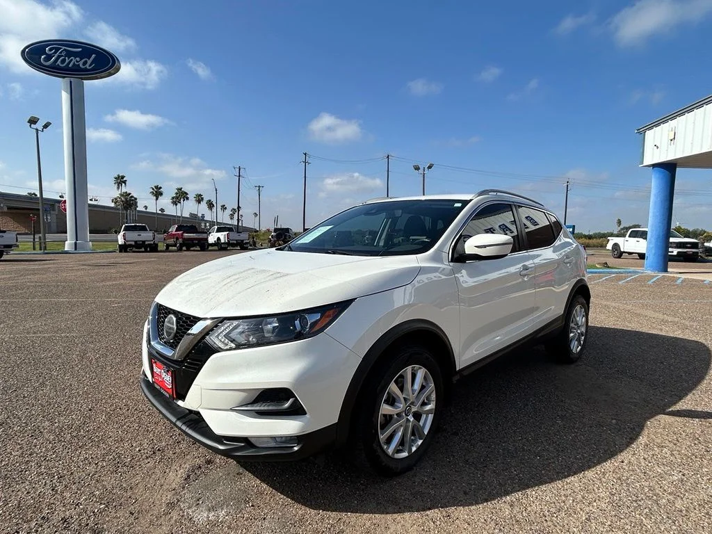 Used 2021 White Nissan SV image 3