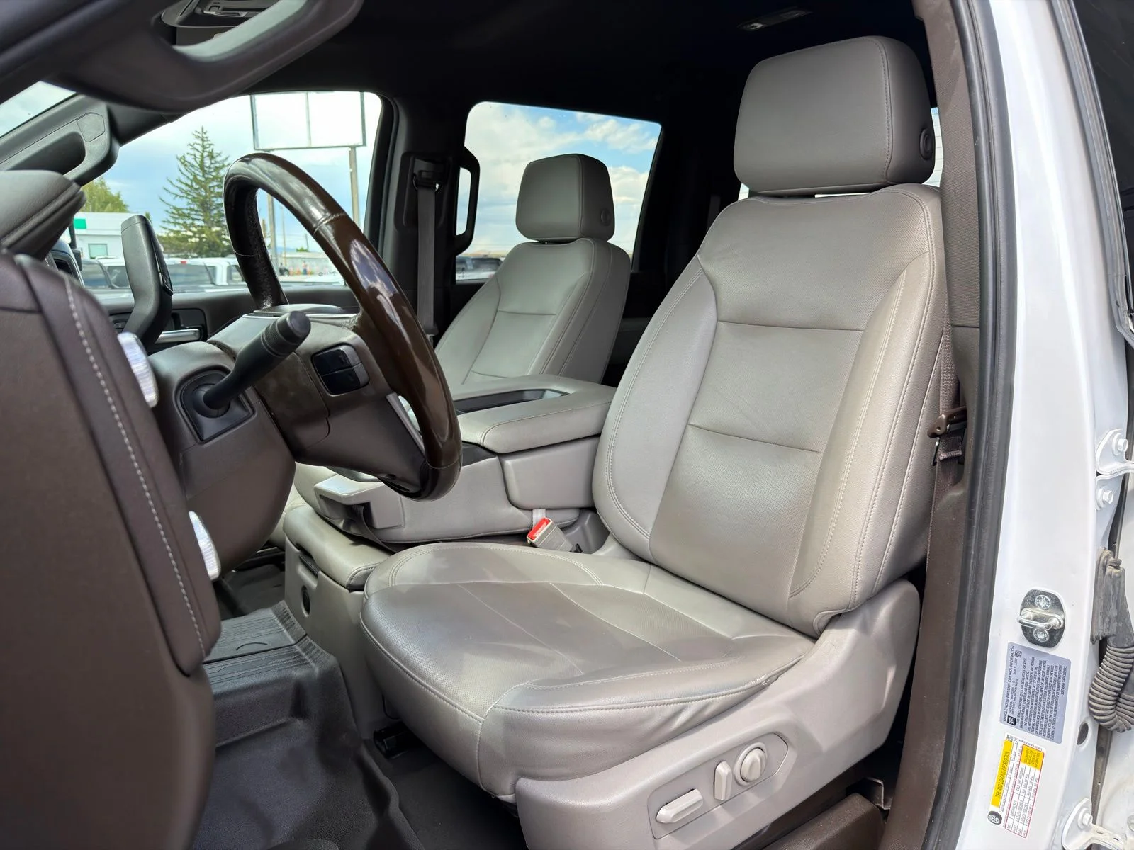 Used 2023 White GMC SLT image 14