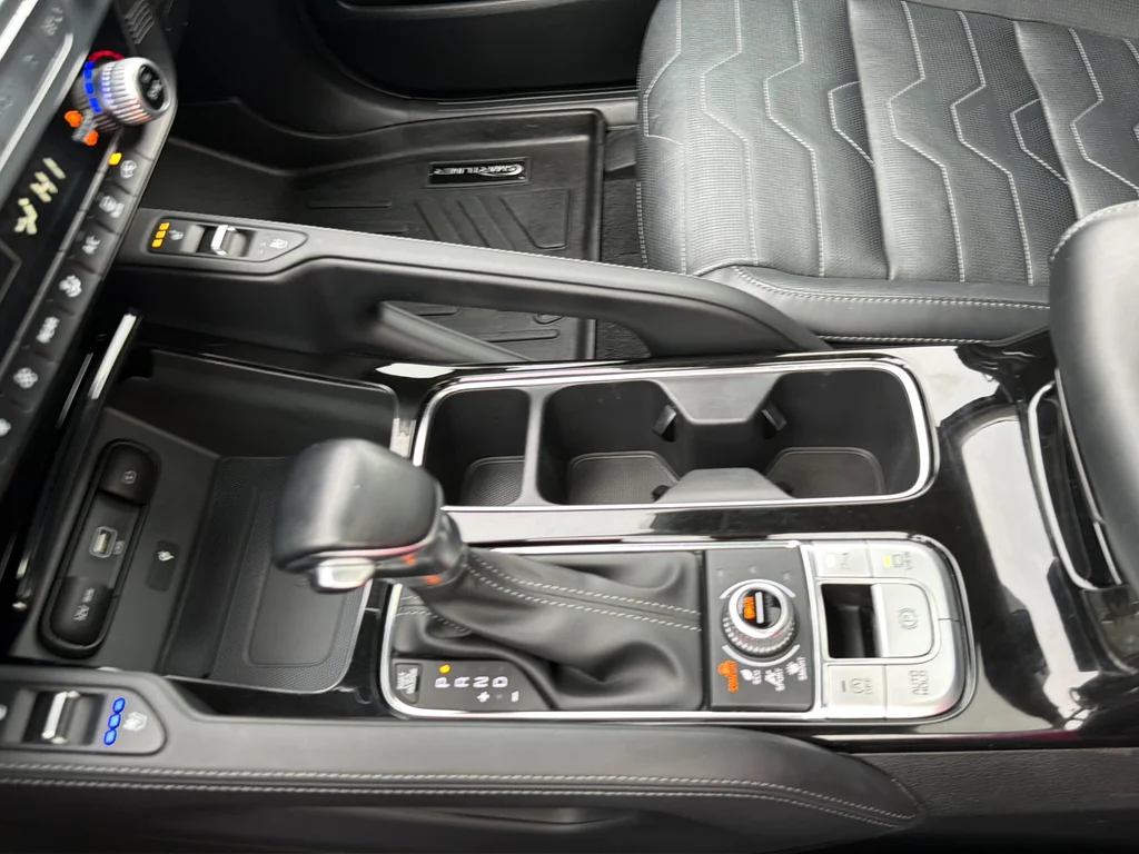 Used 2022 White Kia SX image 22