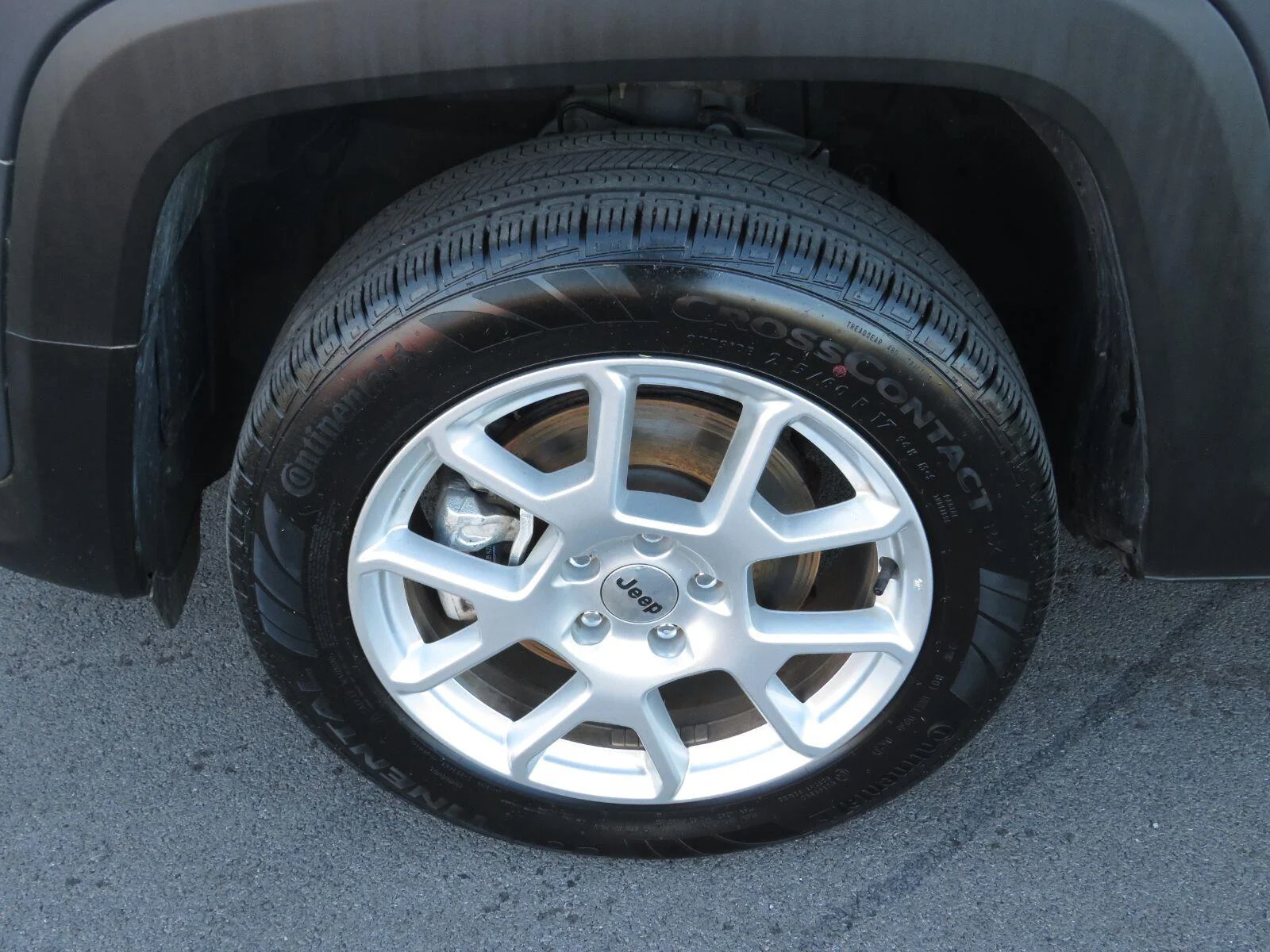 Used 2023 Graphite Gray Jeep Latitude image 18