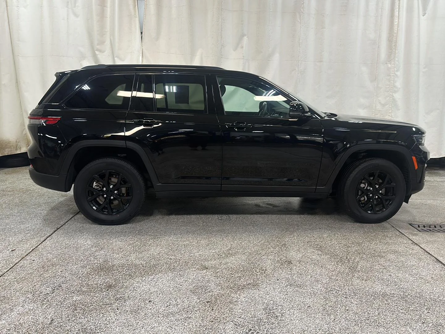 Used 2025 Diamond Black Crystal Pearlcoat Jeep Altitude image 10