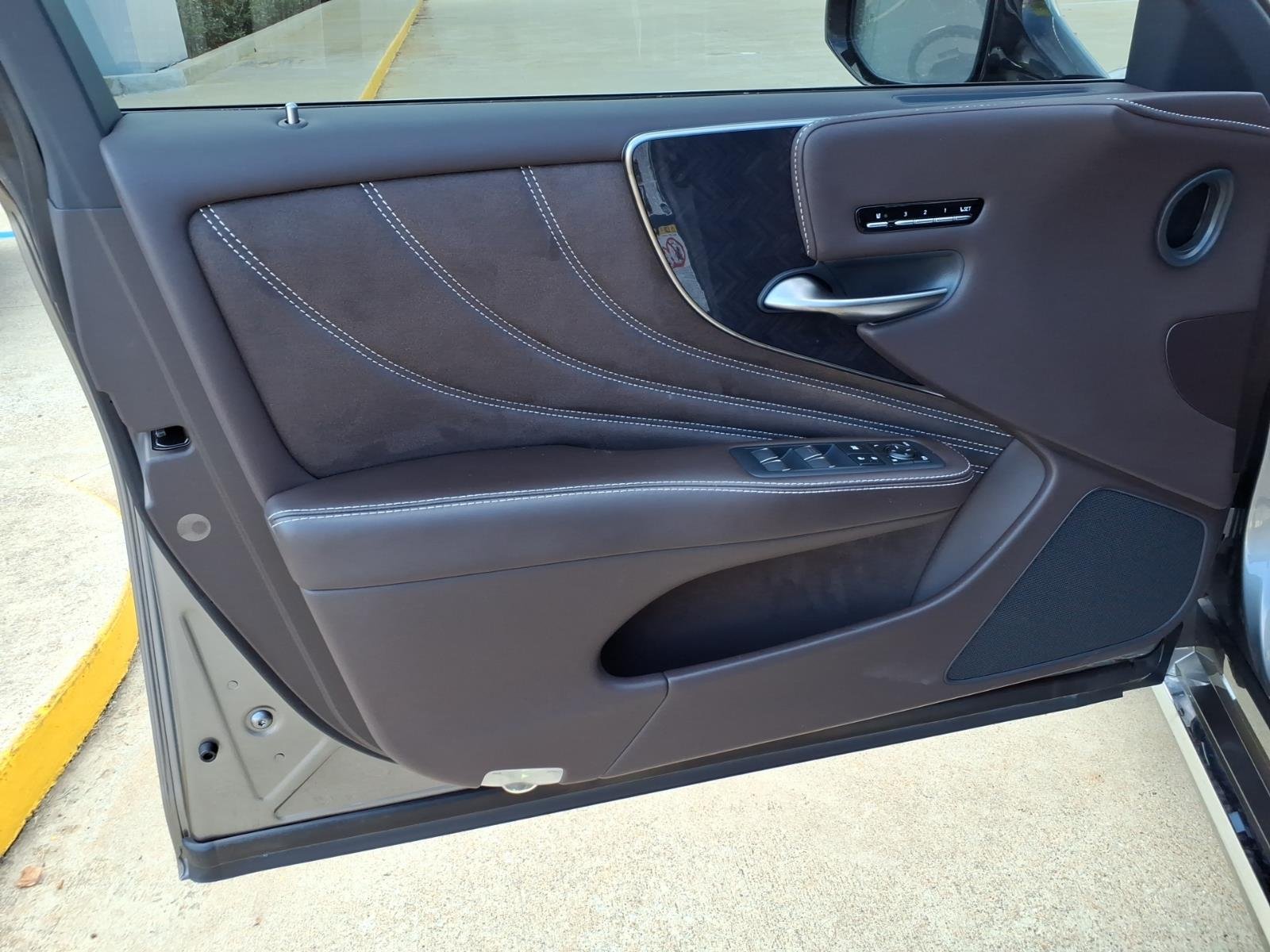 Used 2018 Manganese Luster Lexus Base image 17