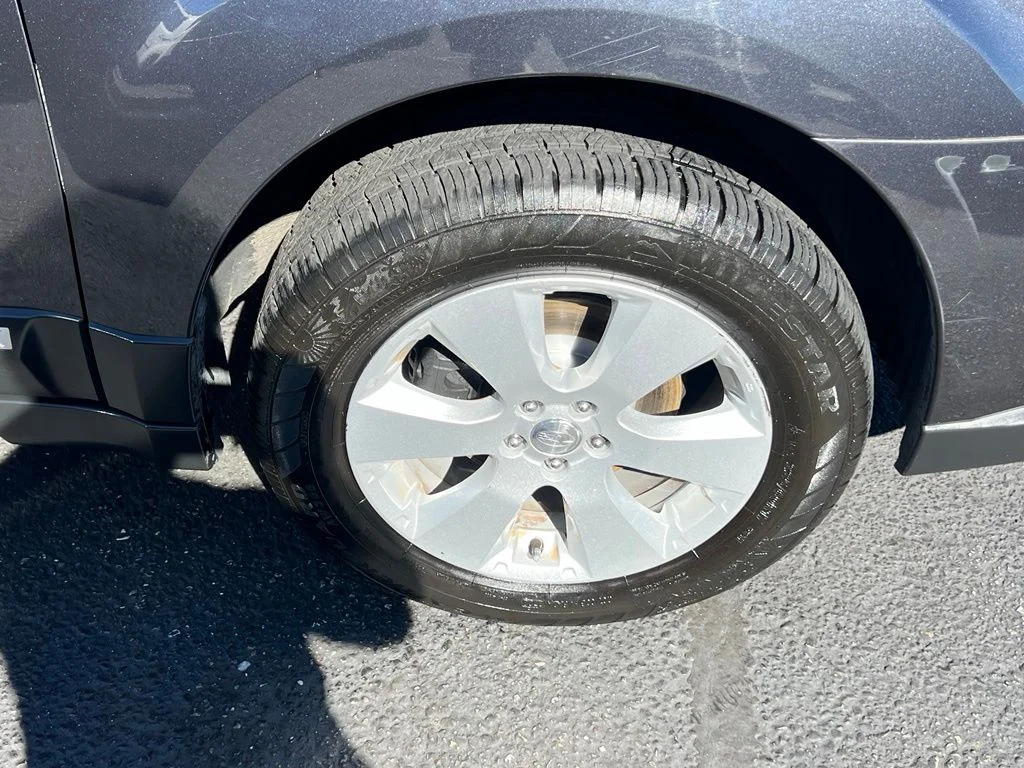 Used 2011 Graphite Gray Metallic Subaru 2.5i Premium image 6