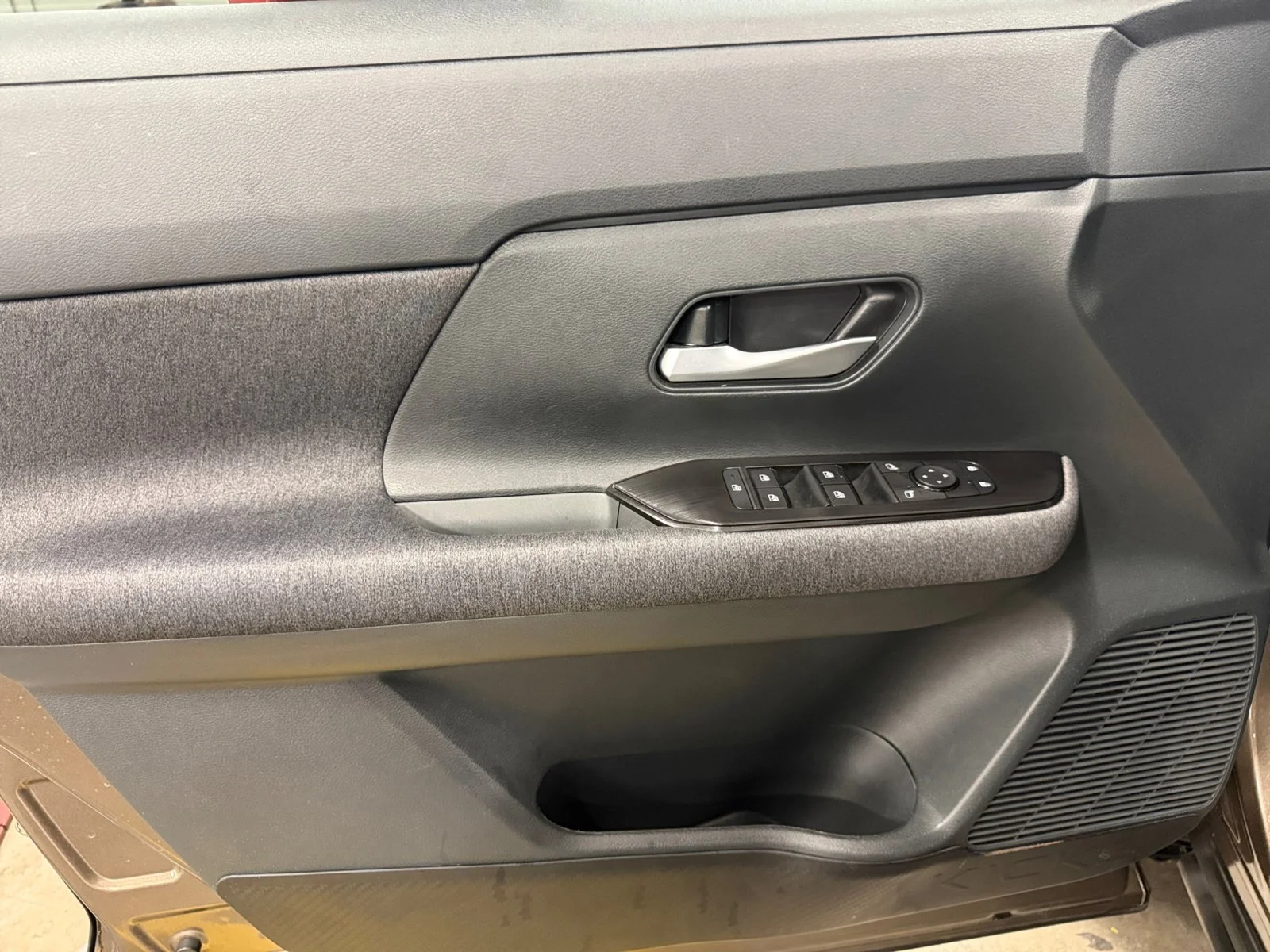 Used 2025 Canyon Bronze Metallic Nissan SV image 25