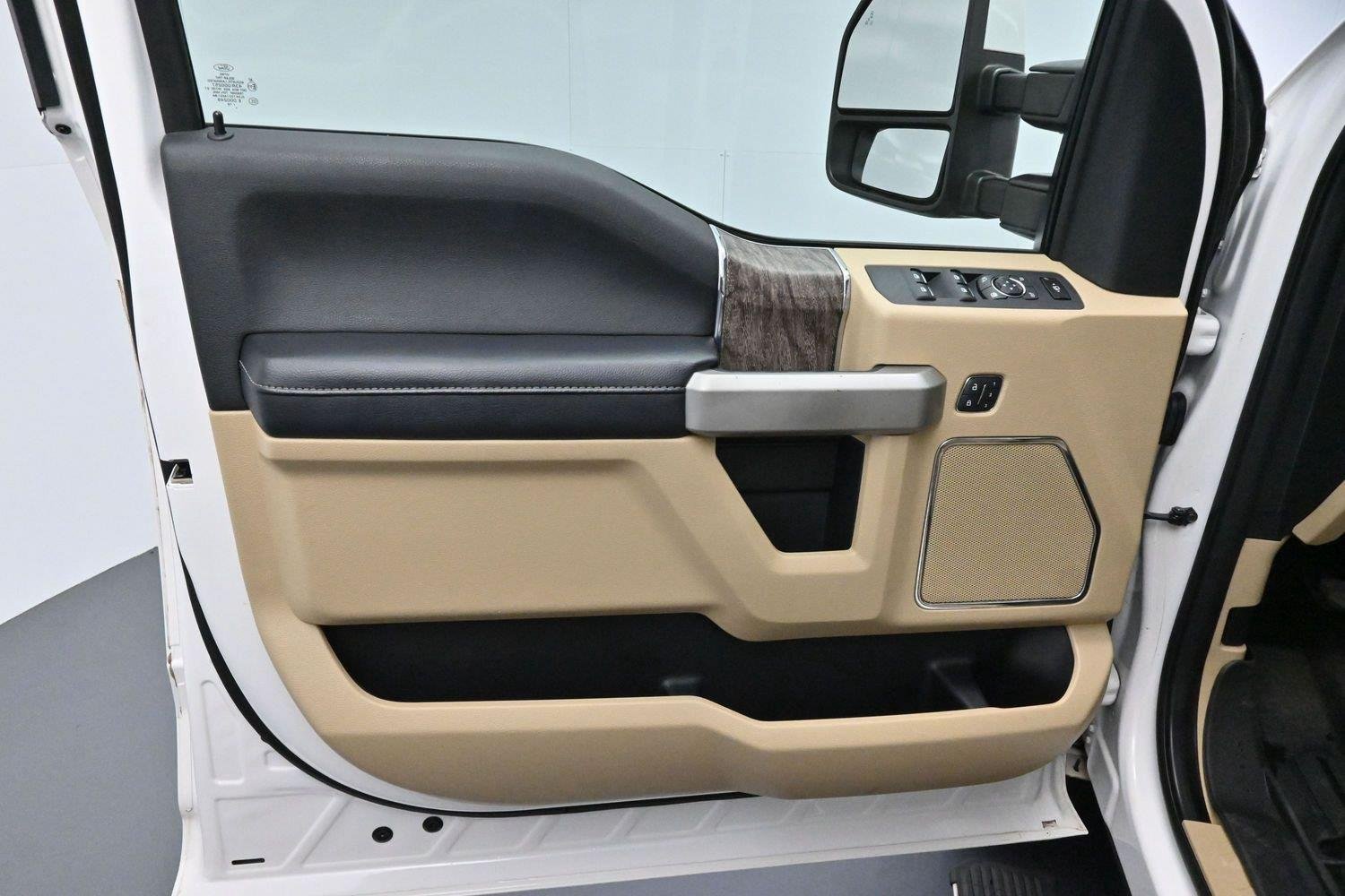 Used 2019 White Platinum Metallic Tri-Coat Ford Lariat image 9