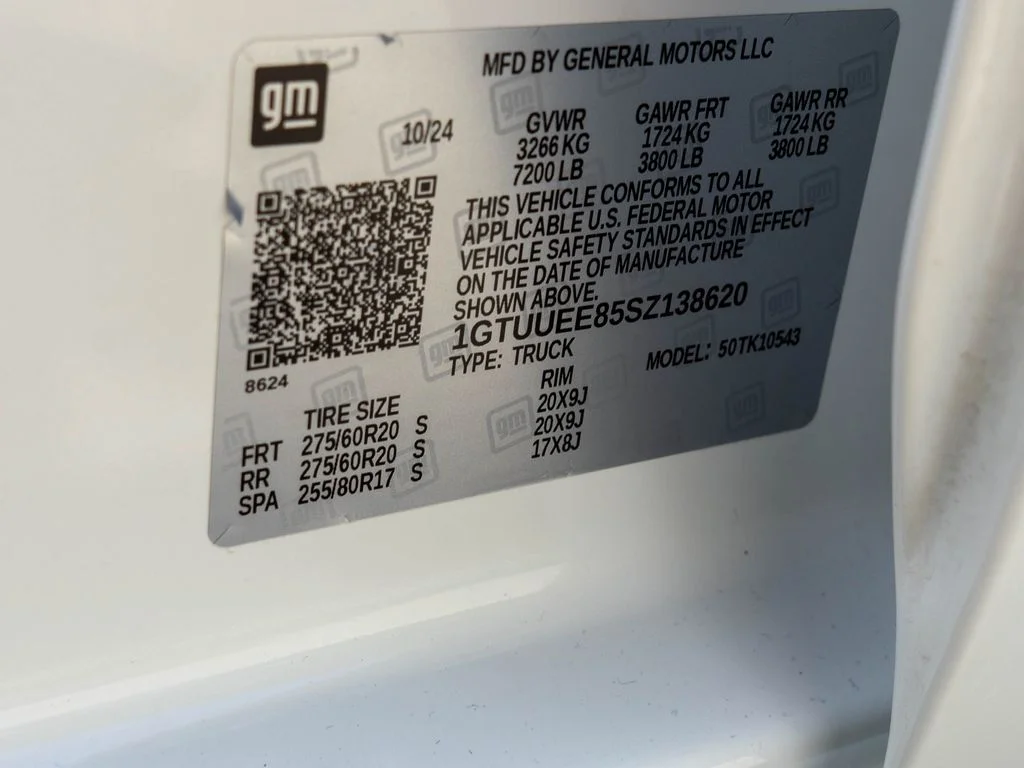 Used 2025 White GMC AT4 image 42