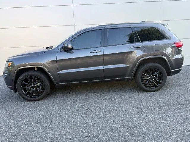 Used 2020 Granite Crystal Metallic Clearcoat Jeep Altitude image 2